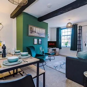 Charming House: Cozy Retreat For Couples & Business Chester